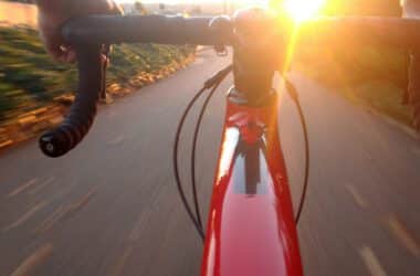 Jazda na rowerze szosowym przy zachodzie słońca
