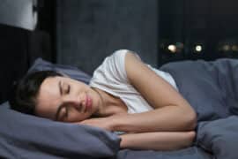 Dlaczego należy unikać spania w soczewkach?