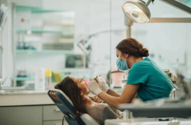 Kobieta jest na wizycie u swojego stomatologa