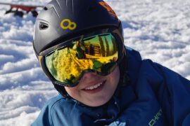 Chłopiec w odpowiednich goglach narciarskich