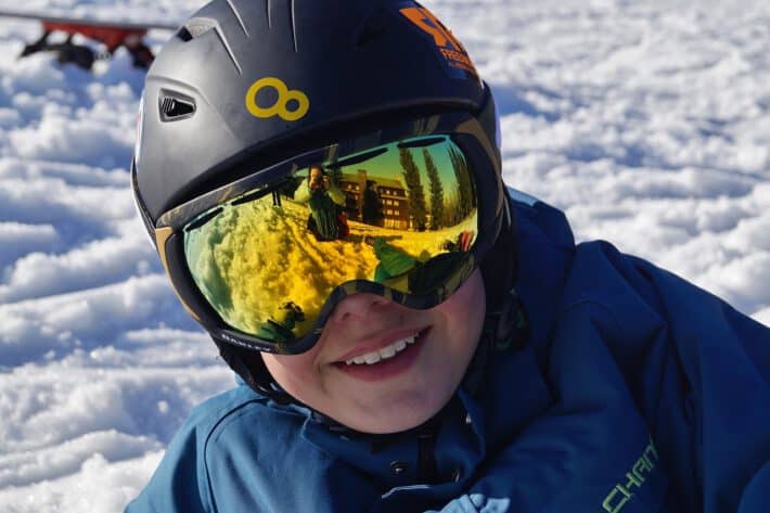 Chłopiec w odpowiednich goglach narciarskich
