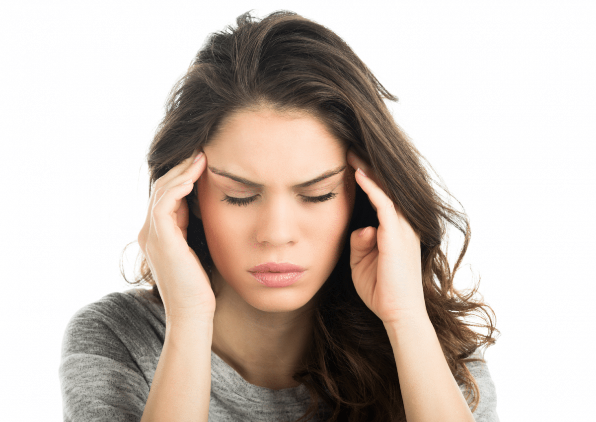 Kobieta z migreną trzyma rękami swoją głowę