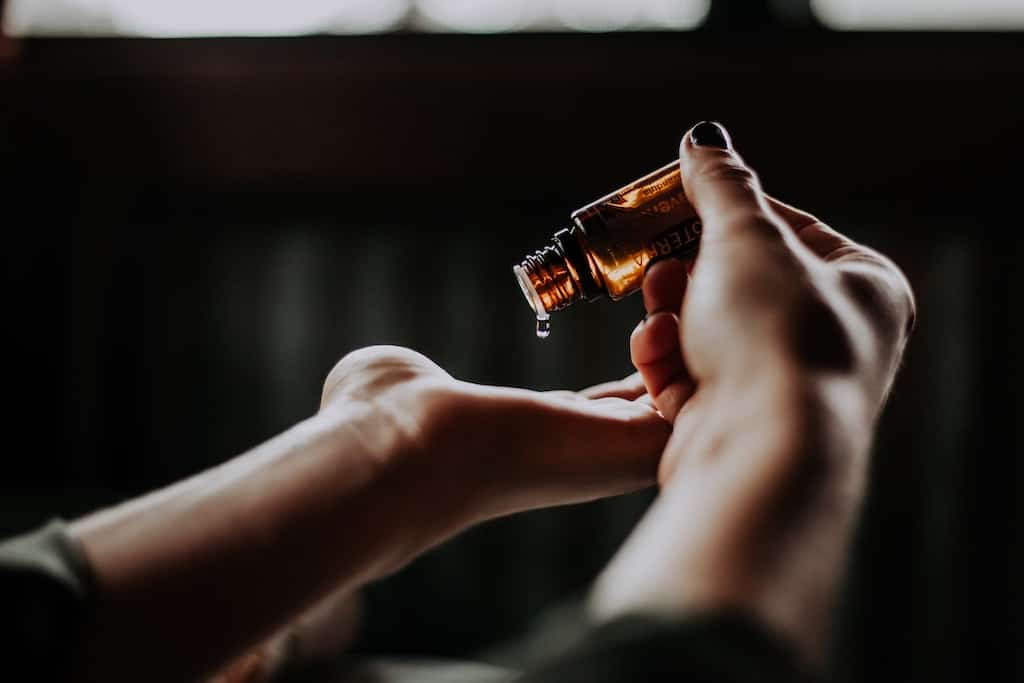 Kobieta wlewa olejek z opuncji figowej na dłoń