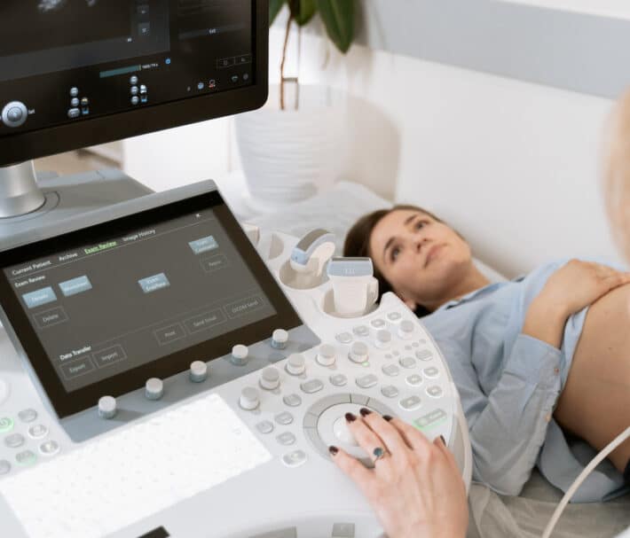 Kobieta jest na badaniu ultrasomografem u lekarza