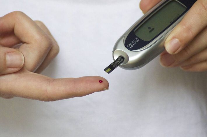 Kobieta mierzy swój poziom cukru we krwi