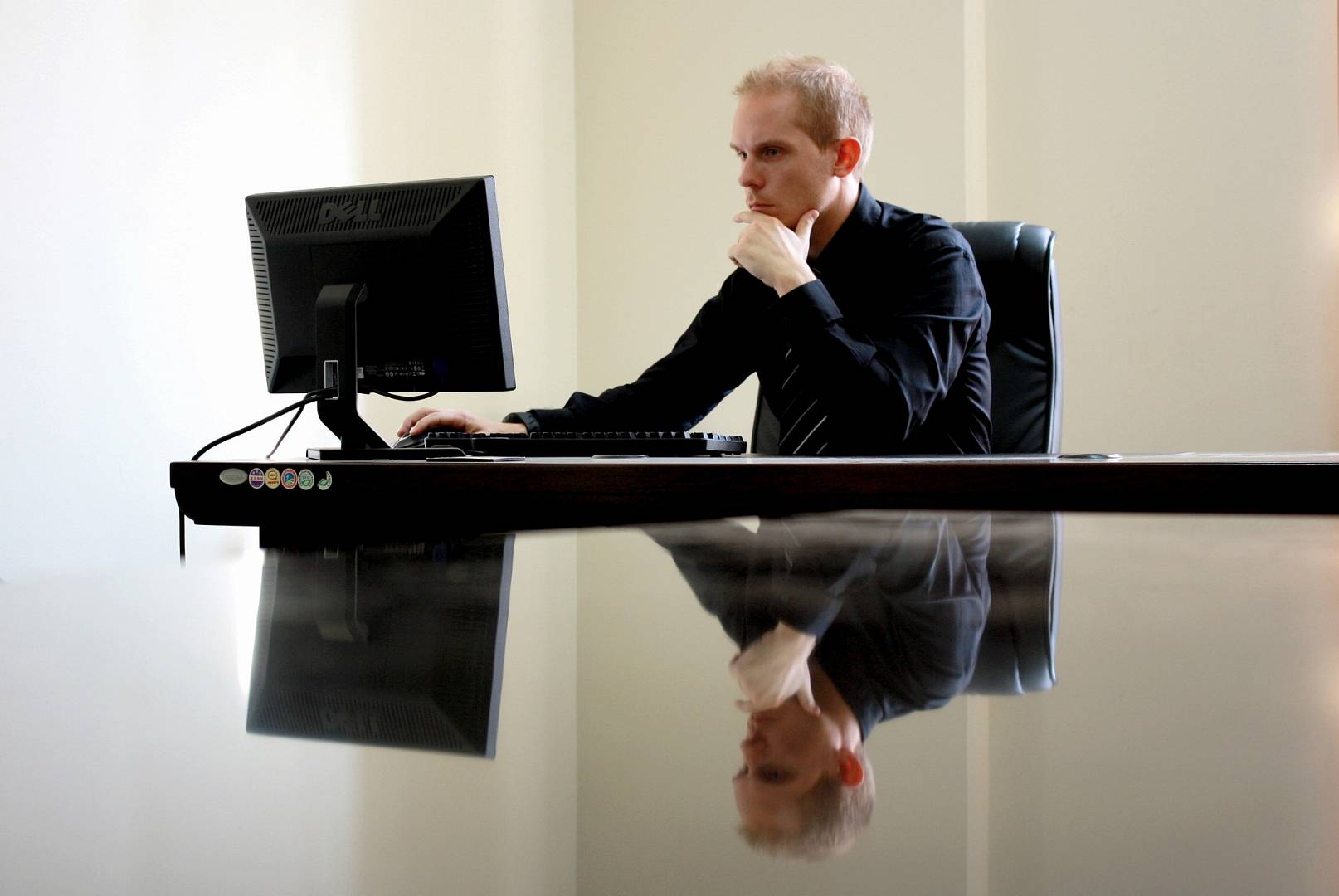 Mężczyzna ma podstawkę pod monitor w swoim biurze