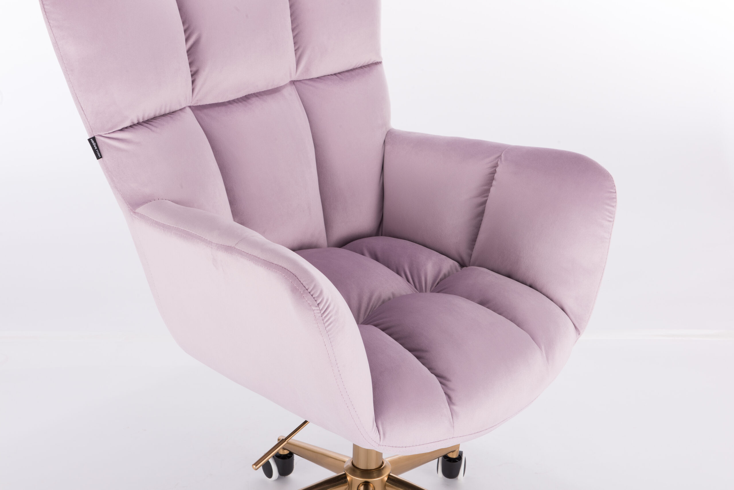 Różowy welurowy fotel z na złotej nóżce