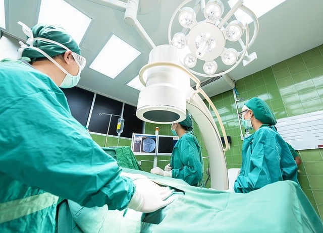 lekarza na sali operacyjnej operują przepuklinę pacjentowi