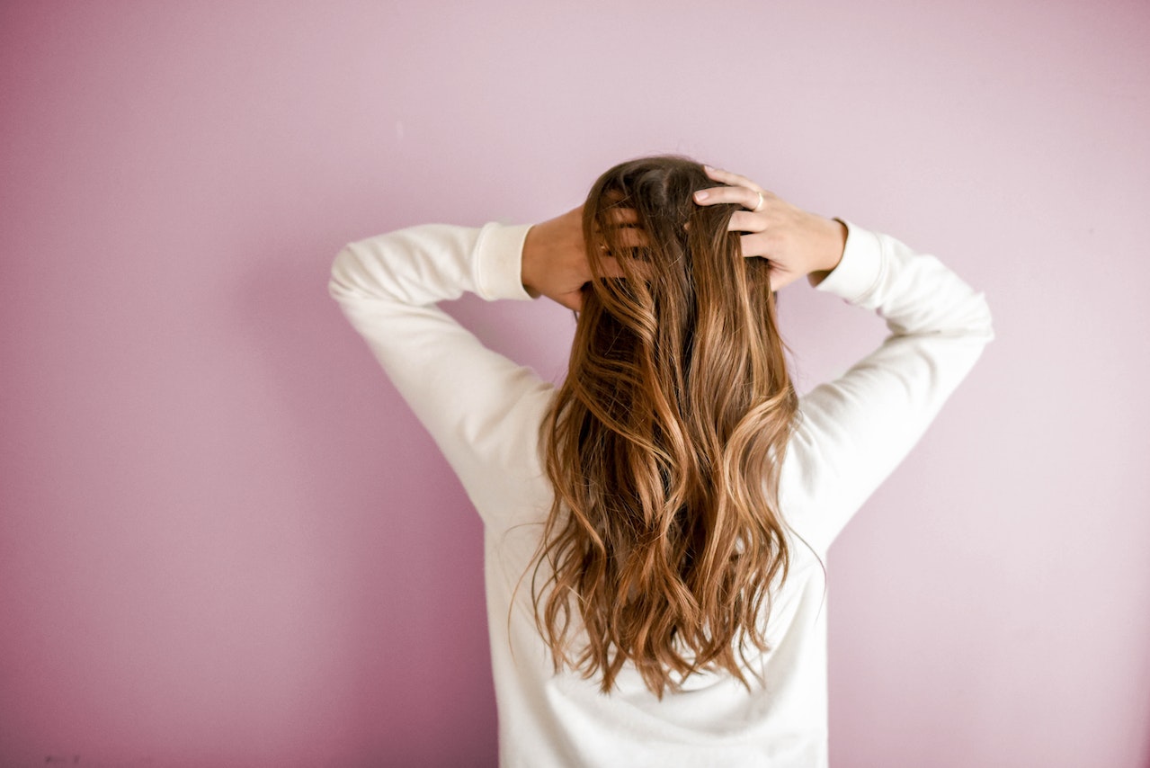 Co szkodzi włosom wysokoporowatym? Czego należy unikać i jak dbać o włosy?