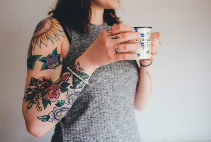Kobieta korzysta z olejku do swoich tatuaży
