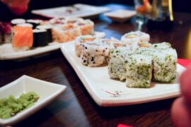 Sushi dla początkujących – dlaczego warto pójść do restauracji?