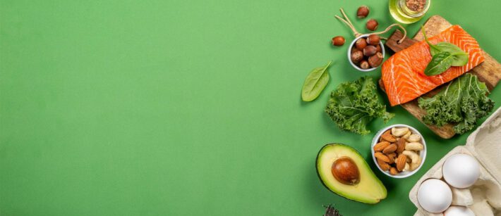 Produkty do diety ketogenicznej leżą na zielonym stole