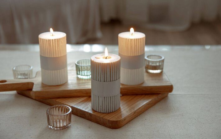 Trzy ekologiczne świece stoją na drewnianych deskach