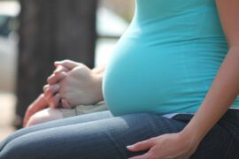 Kobieta w ciąży na badaniach na których pona płeć dziecka