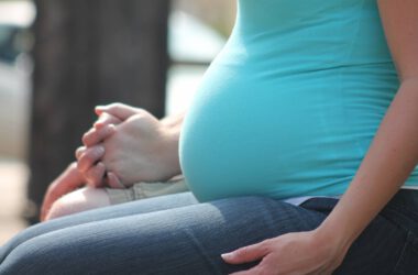 Kobieta w ciąży na badaniach na których pona płeć dziecka