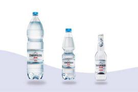 Trzy butelki z wodą stoją obok siebie