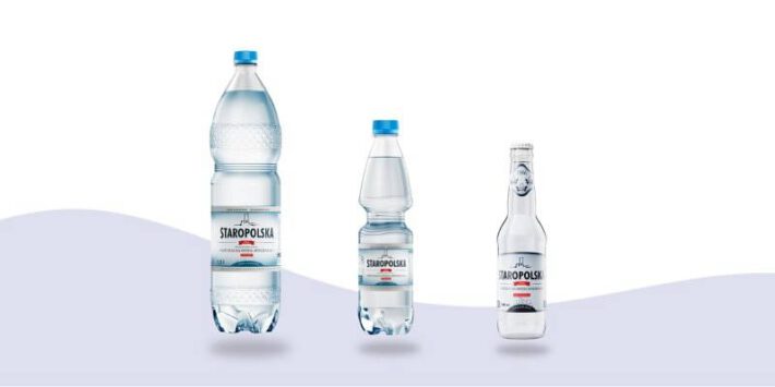 Trzy butelki z wodą stoją obok siebie