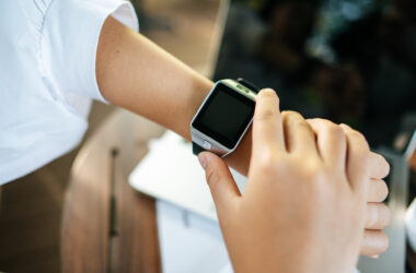 Kobieta ma na swojej dłoni smartwatch