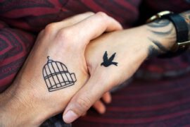 Małe tatuaże dla przyjaciółek na dłoniach