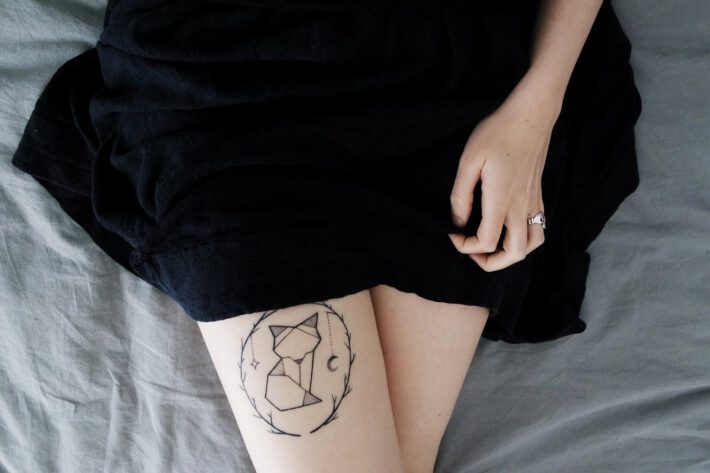 Tatuaż 5 cm przedstawiający małe zwierze na udzie młodej kobiety