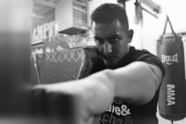 Mężczyzna wykorzystuje tarcze bokserską na treningu na siłowni