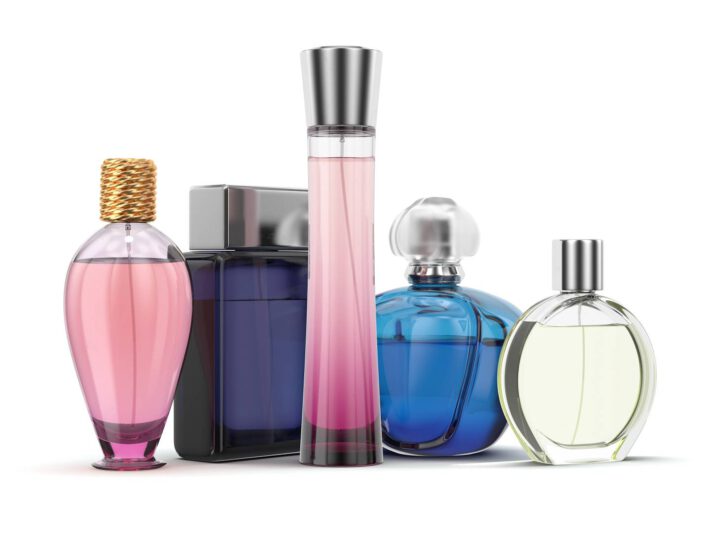 Fiolki z perfumami stoją obok siebie