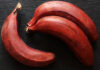 Trzy czerwone banany na czarnym tle