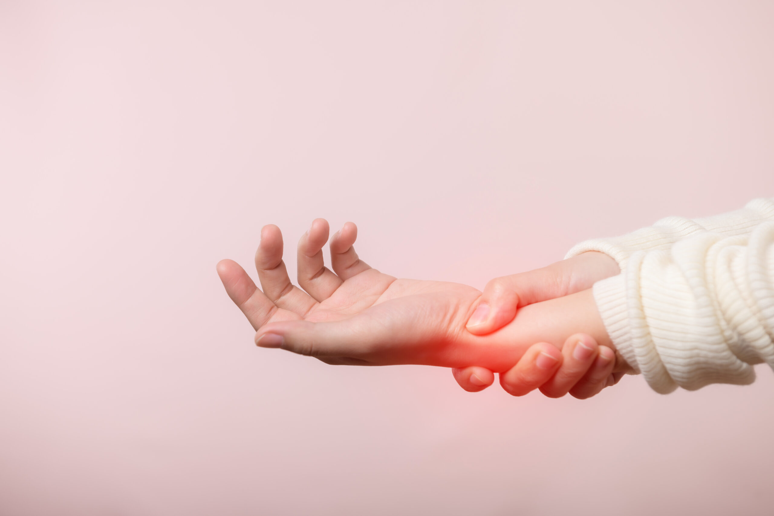 Grafika ilustrująca promieniujący ból ze stłuczonej ręki kobiety, która się za nią trzyma