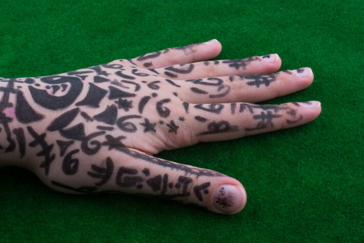 Obrazek ukazuje mężczyznę, którego dłoń zdobi wspaniały tatuaż tribal. Wzór na dłoni doskonale podkreśla męskość i siłę, wykorzystując geometryczne linie i wzory, tworząc wrażenie zarówno finezji, jak i odwagi.