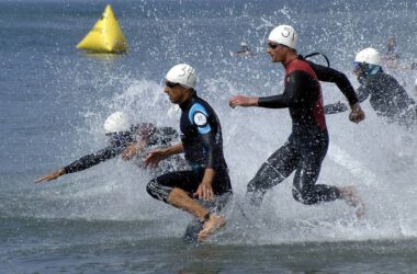 Mężczyźni w dopasowanych piankach triathlonowych w wodzie