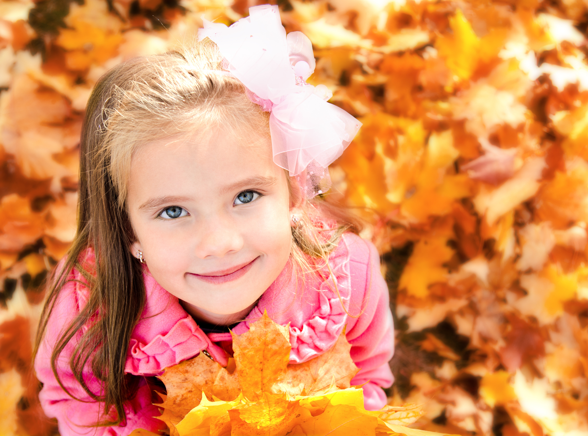 Na zdjęciu widoczna jest urocza dziewczynka, która stoi wśród kolorowych jesiennych liści. Dziewczynka ma uśmiechniętą twarz, na której widać radość i entuzjazm z powodu piękna jesiennej natury. Ma na sobie ciepły sweter i kolorowe rajstopy, które podkreślają jej piękno i dodają uroku. W tle widać drzewa porośnięte złotymi liśćmi, które wprowadzają nas w jesienny nastrój. Dziewczynka ma śliczne i oryginalne imię, które dodaje uroku całemu obrazkowi. Obrazek kojarzy się z pięknem jesieni, radością oraz uroczymi imionami dla dziewczynek, co może przyciągnąć uwagę osób zainteresowanych naturą, jesiennymi krajobrazami oraz wyjątkowymi imionami dla dzieci.