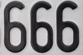 Na tym ujęciu widzimy trzy czarne cyfry 6 ułożone obok siebie w jednej linii. To charakterystyczny symbol liczby 666, która jest związana z różnymi wierzeniami i kulturami. Cyfry są bardzo wyraźne i kontrastują z białym tłem, co dodaje im jeszcze więcej znaczenia i symboliki. Całość prezentuje się bardzo mrocznie i tajemniczo, co podkreśla kontrowersyjny charakter tej liczby oraz jej związek z kulturą i religią. Symbolika liczby 666 wciąż budzi wiele kontrowersji, a jednocześnie jest częścią kultury i historii różnych narodów i społeczności.