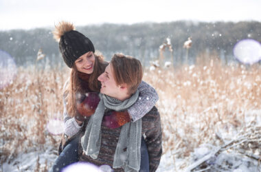 Na zdjęciu widać parę bawiącą się w śniegu. Oboje są ubrani w kurtki i czapki, co sugeruje, że jest zimno. Para uśmiecha się do siebie i trzyma za ręce, co podkreśla ich bliskość emocjonalną. W tle widać zimowy krajobraz, z pokrytymi śniegiem drzewami i budynkami, co dodaje romantycznego klimatu całej scenie. Obrazek ten ma na celu przedstawienie miłości jako wartości, która może być cieszeniem się z prostych chwil i wspólnych aktywności, takich jak zabawa w śniegu. Stanowi on także zachętę do doceniania chwil spędzonych z bliskimi oraz do budowania silnych związków opartych na wzajemnej miłości i zrozumieniu. Obrazek ten podkreśla, że miłość to nie tylko romantyczne chwile, ale także codzienne radości i bliskość emocjonalna, której warto szukać i pielęgnować.