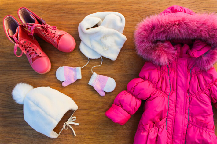 Na zdjęciu przedstawiony jest uroczy komplet zimowych różowych ubranek dla niemowlaka, składający się z ciepłego sweterka, spodni oraz czapeczki. Ubranka te wykonane są z miękkiej i przyjemnej w dotyku tkaniny, idealnej dla delikatnej skóry dziecka. Zdjęcie to może służyć jako inspiracja dla rodziców, którzy poszukują wygodnych i stylowych ubranek dla swojego dziecka w okresie jesienno-zimowym.