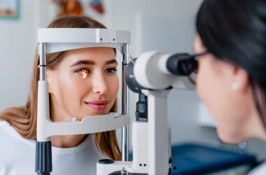 Kobieta podczas badania oczu