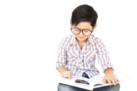 Ten ujmujący obrazek przedstawia małego chłopczyka w okularach, całkowicie pochłoniętego czytaniem. Z dużym skupieniem i zainteresowaniem przegląda strony książki, odkrywając świat literatury. Okulary, które nosi, podkreślają jego zaangażowanie w naukę i rozwijanie umiejętności czytania. Ten obrazek jest inspirującym przypomnieniem o sile czytania w młodym wieku oraz o możliwościach, jakie literatura otwiera przed małymi odkrywcami