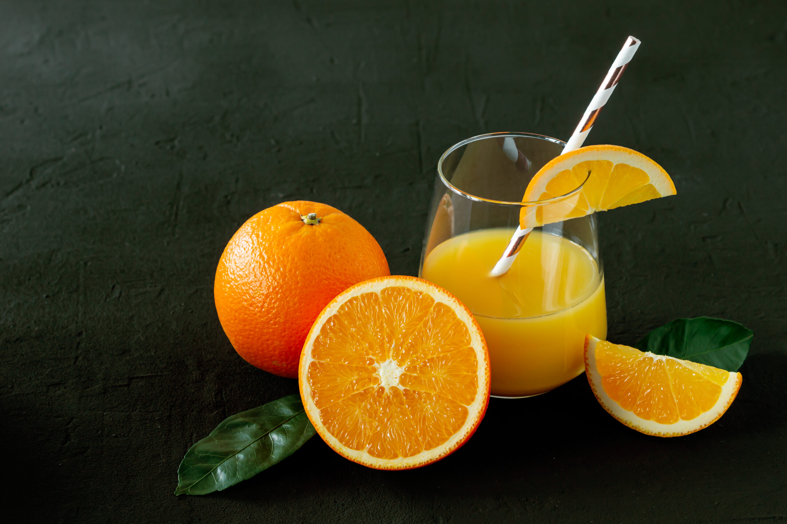 Na obrazku widoczny jest sok pomarańczowy, idealny do wsparcia w leczeniu gruczolaka nadnerczy. Świeżo wyciśnięty sok jest intensywnie pomarańczowy i pełen witamin, które mogą wspomóc zdrowie nadnerczy. Jego orzeźwiający smak i naturalne składniki odżywcze stanowią doskonałe wsparcie dla organizmu i mogą przyczynić się do poprawy kondycji pacjenta