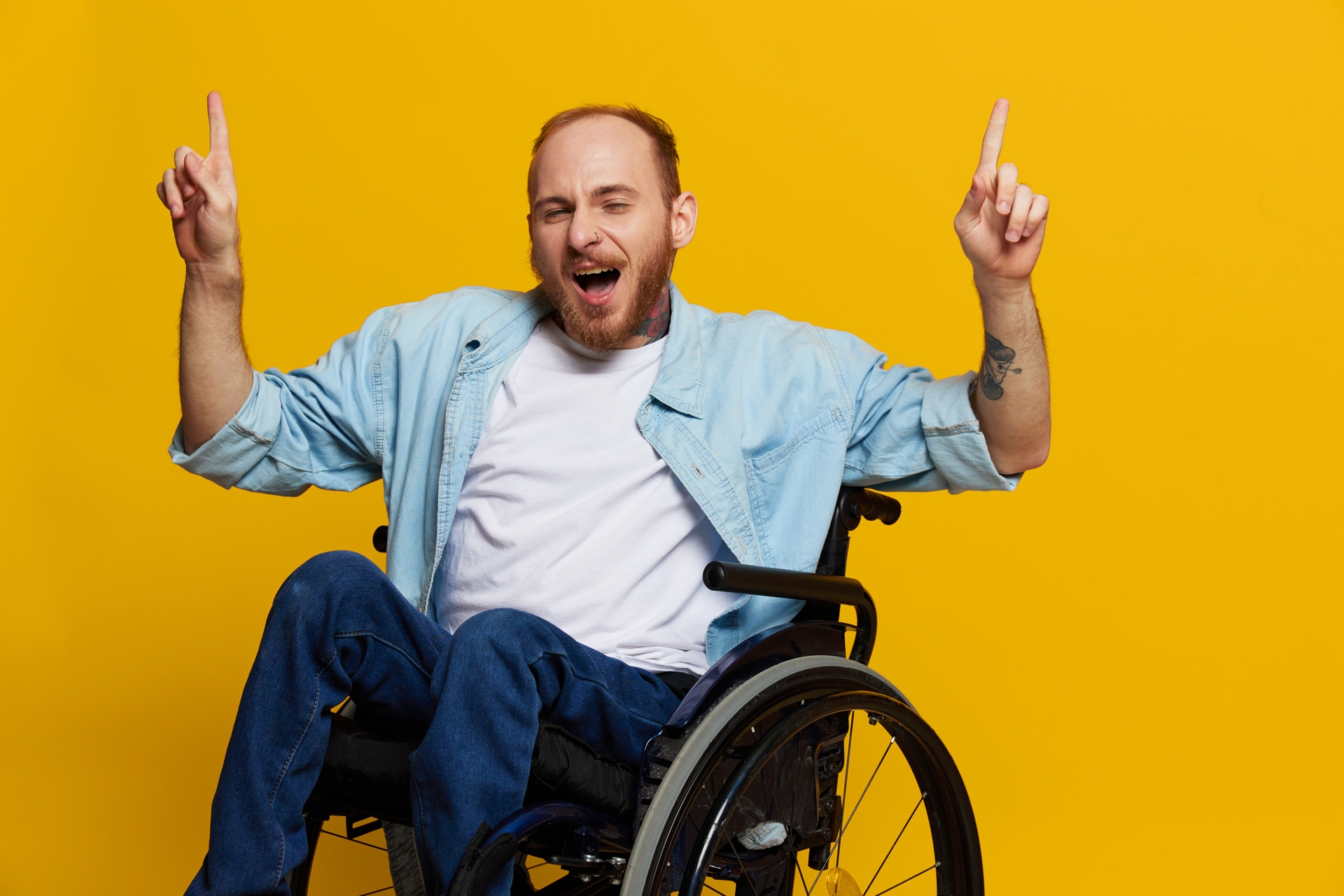 Na tym obrazku możemy zobaczyć mężczyznę z grupą inwalidzką, poruszającego się na wózku. Pomimo swojej niepełnosprawności, emanuje pewnością siebie i determinacją. Obrazek ten jest inspirującym przykładem siły ducha i pokazuje, że niepełnosprawność nie powinna definiować czyjegoś potencjału i możliwości