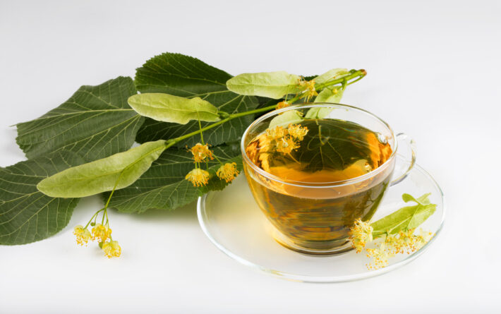 Na tym obrazku przedstawiono filiżankę z aromatyczną herbatą z morwy białej. Napar ma delikatny, jasny kolor i wywołuje uczucie świeżości i relaksu. Ta wyjątkowa herbata nie tylko cieszy podniebienie, ale także jest znana z licznych korzyści zdrowotnych, takich jak wsparcie dla układu odpornościowego i właściwości przeciwutleniające