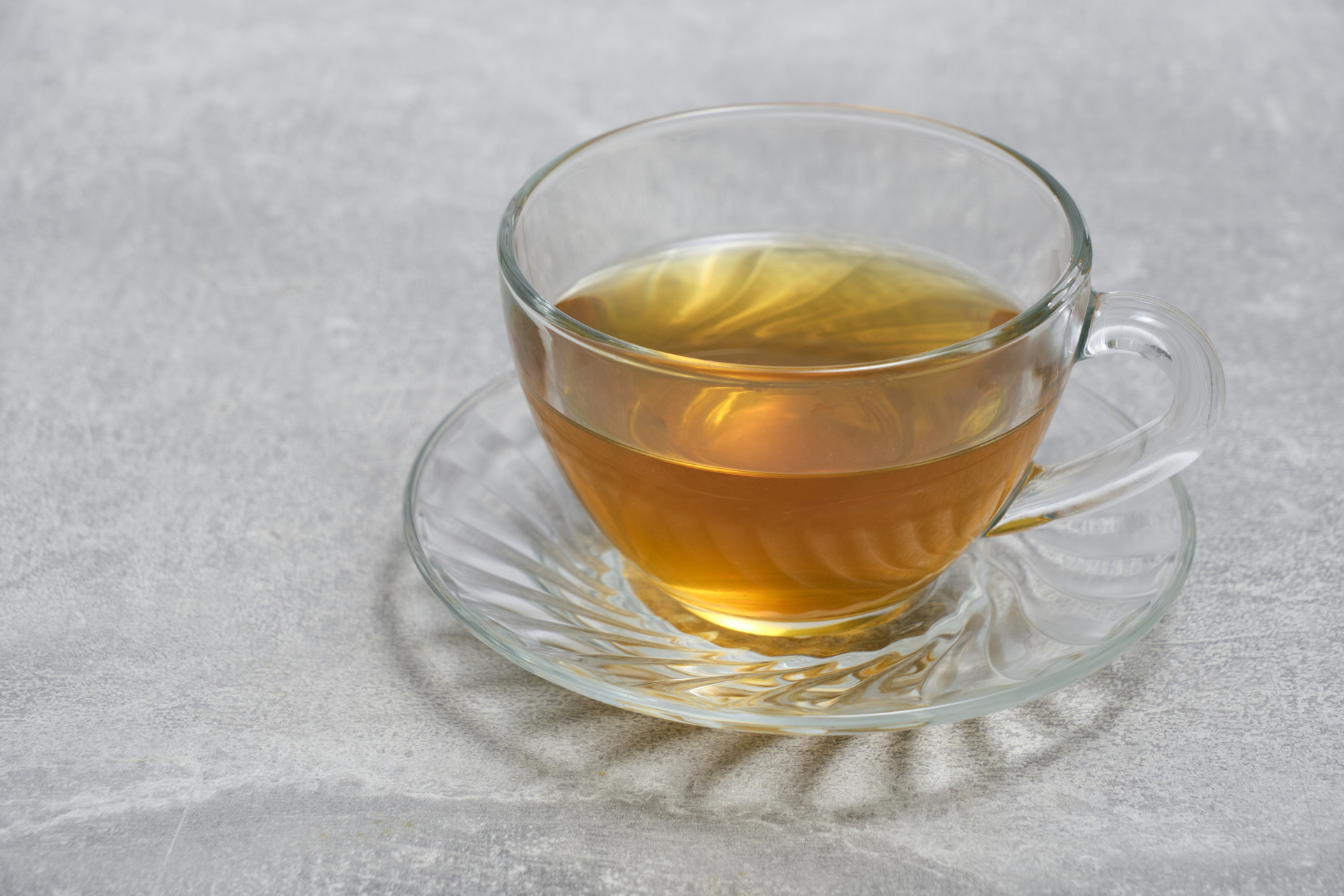 Na tym obrazku widoczna jest filiżanka z aromatyczną herbatą z morwy białej. Napar ma delikatny, jasny kolor, a jego subtelny zapach wabi do degustacji. Ta wyjątkowa herbata nie tylko przynosi przyjemność podczas picia, ale także znana jest ze swoich korzystnych właściwości zdrowotnych, takich jak wspomaganie trawienia i poprawa kondycji skóry