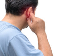 Na tym obrazku przedstawiony jest mężczyzna z raną w uchu, która może być wynikiem urazu mechanicznego, infekcji lub innego uszkodzenia. Rana jest widoczna na skórze przewodu słuchowego, powodując ból, zaczerwienienie i możliwe krwawienie. W przypadku takiej rany zaleca się skonsultowanie z lekarzem w celu odpowiedniego leczenia i zapobieżenia ewentualnym powikłaniom