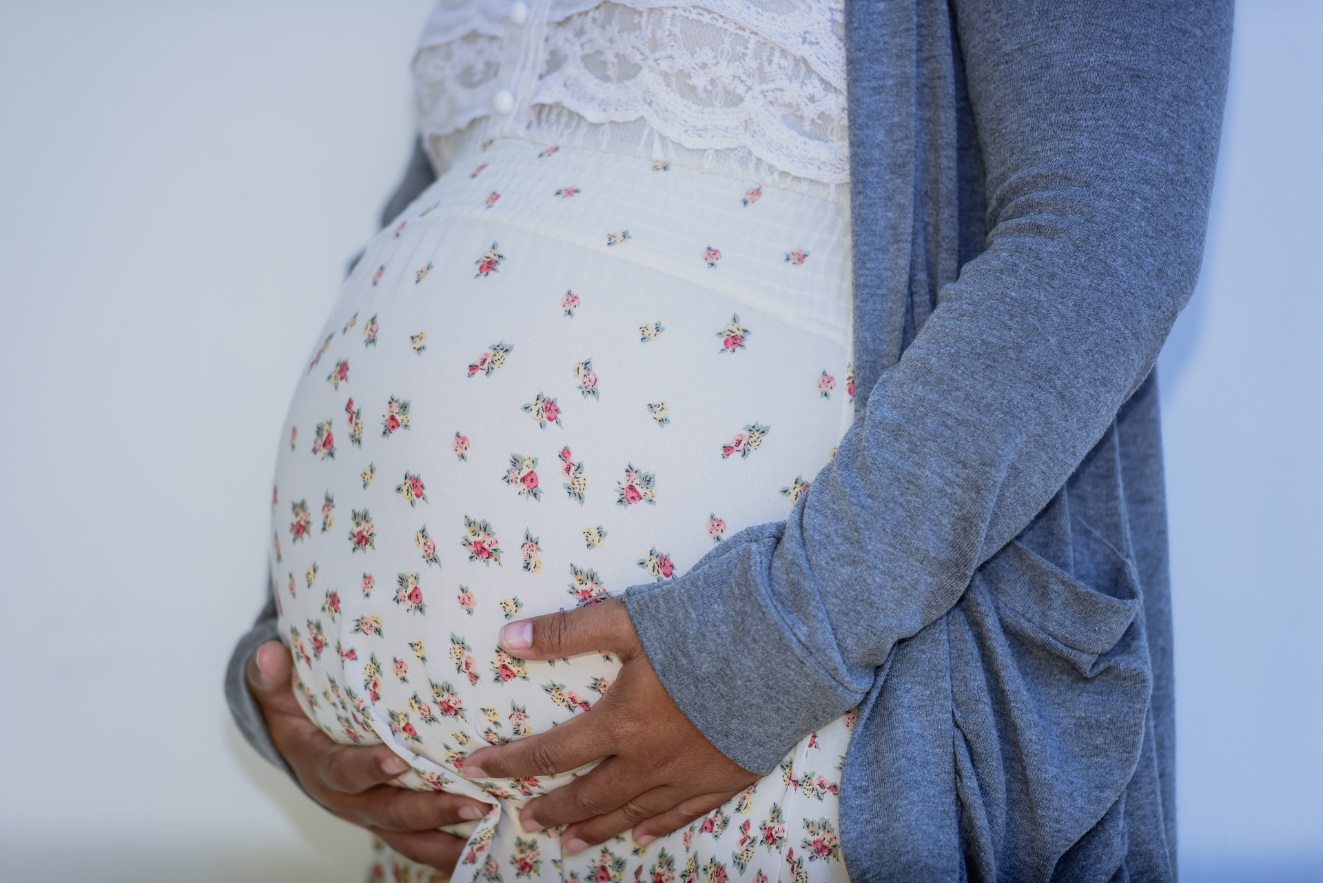Na tym obrazku widzimy kobietę w ciąży, której wyniki badań wykazały wysokie poziomy leukocytów. To wskazuje na potencjalne wystąpienie stanu zapalnego lub infekcji w organizmie matki. Ważne jest monitorowanie i odpowiednie leczenie, aby zapewnić zdrowie zarówno matce, jak i nienarodzonemu dziecku