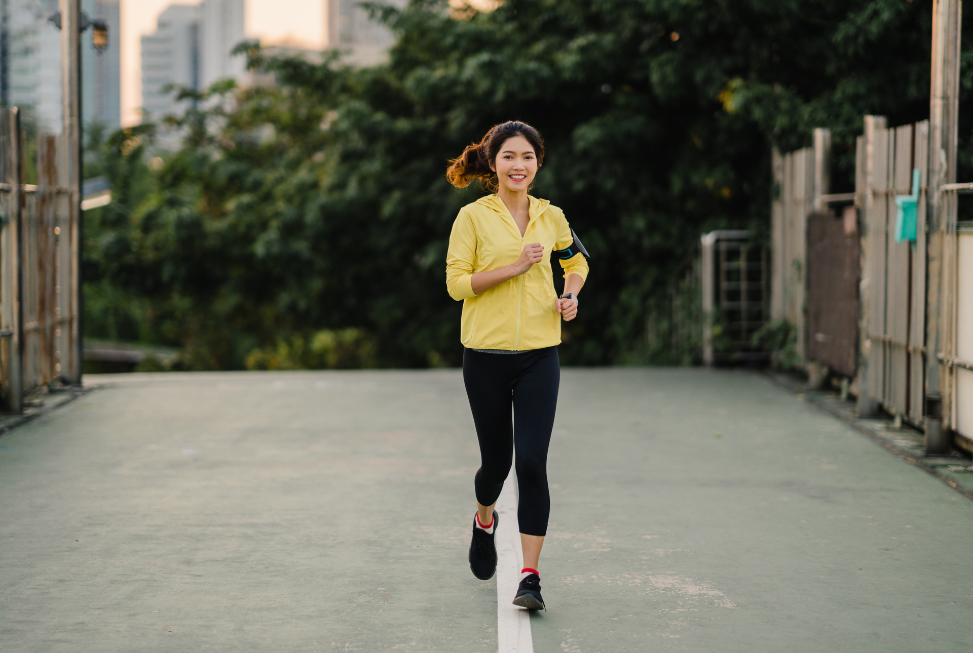 Na tym obrazku możemy zobaczyć energiczną kobietę, uprawiającą jogging jako część swojego codziennego ruchu, dbając tym samym o poziom D-dimerów. Jej determinacja w utrzymaniu aktywnego stylu życia podkreśla istotę regularnej aktywności fizycznej w celu utrzymania zdrowia. Ta scena ilustruje, jak podejście do aktywności fizycznej może mieć pozytywny wpływ na poziom D-dimerów i ogólną kondycję organizmu