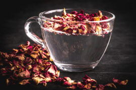 Na tym obrazku widzimy urokliwą filiżankę z aromatyczną herbatą z dzikiej róży. Herbata ma intensywny kolor i wyrazisty smak, który rozpieszcza podniebienie. Delikatnie unoszący się aromat i delikatne płatki kwiatów dodają temu napojowi wyjątkowej elegancji i zachęcają do chwili relaksu i delektowania się jej dobroczynnymi właściwościami