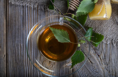 Na tym obrazku możemy podziwiać apetyczną herbatę z liści brzozy, która zachwyca swoim złocistym kolorem i aromatycznym zapachem. Wypełniony filiżanką napar z liści brzozy jest nie tylko kuszący dla zmysłów, ale również przynosi liczne korzyści zdrowotne, dzięki swoim właściwościom oczyszczającym i odżywczym. Ta inspirująca kompozycja obrazuje piękno i pożyteczność herbaty z liści brzozy, która stanowi doskonały wybór dla miłośników naturalnych napojów