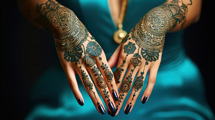 Obrazek ukazuje ręce ozdobione pięknymi tatuażami z henny. Te wzory na skórze są wykonane za pomocą naturalnej henny i tworzą efektowne i artystyczne kompozycje. Obrazek sugeruje bogactwo wzorów i indywidualności, które można osiągnąć poprzez tatuaże z henny na rękach