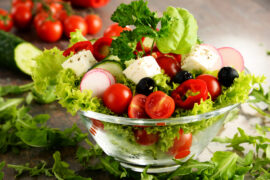 Apetyczna sałatka z warzywami, idealna dla osób praktykujących dietę Sandruni