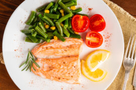 Talerz z dietetycznym i lekkim obiadem z rybą w roli głównej i warzywami