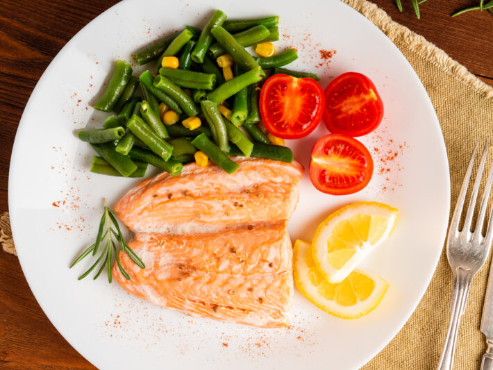Talerz z dietetycznym i lekkim obiadem z rybą w roli głównej i warzywami