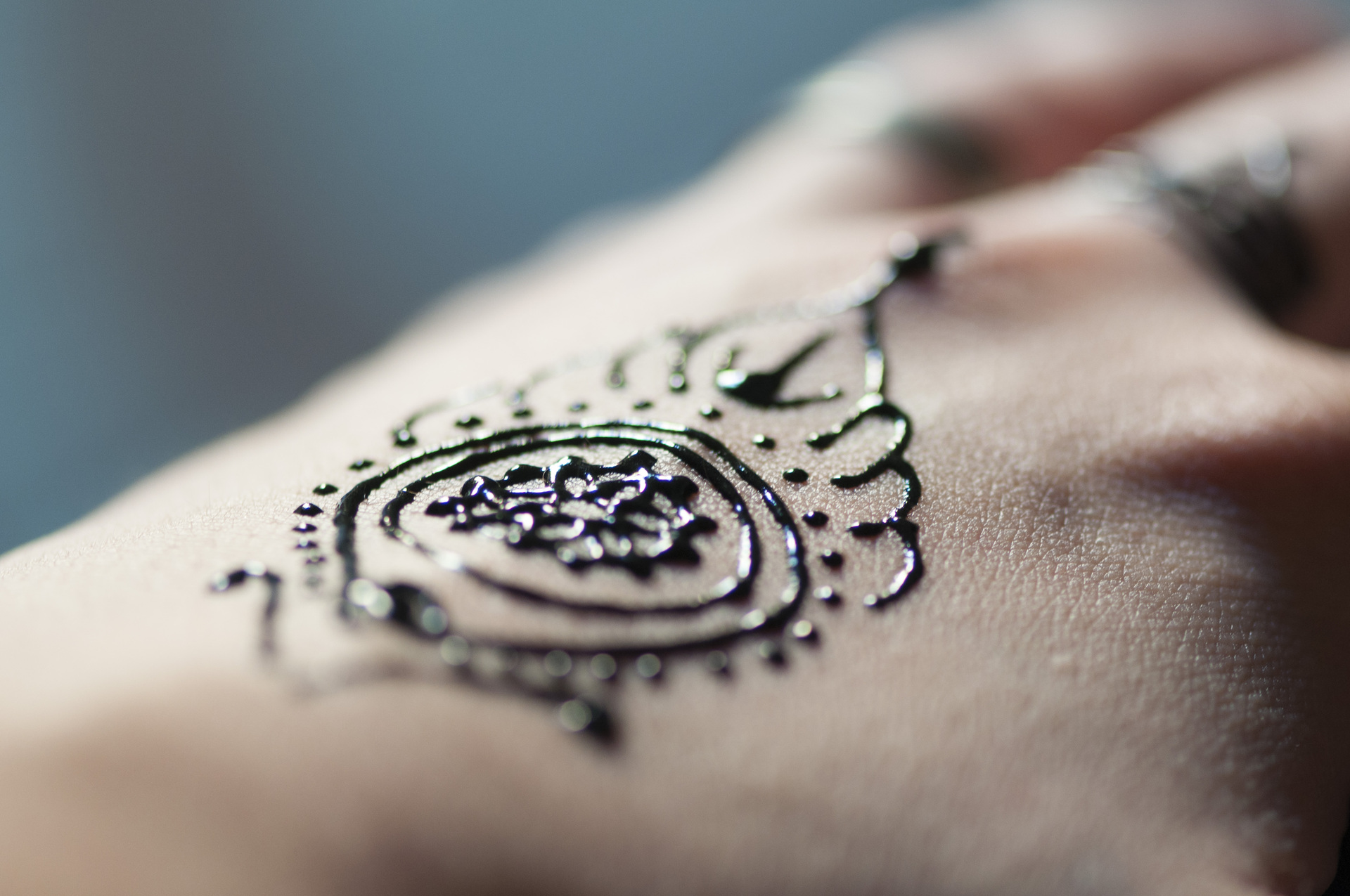 Dłonie kobiety z czarnym tymczasowym tatuażem. Ten wyrazisty wzór dodaje charakteru i stylu